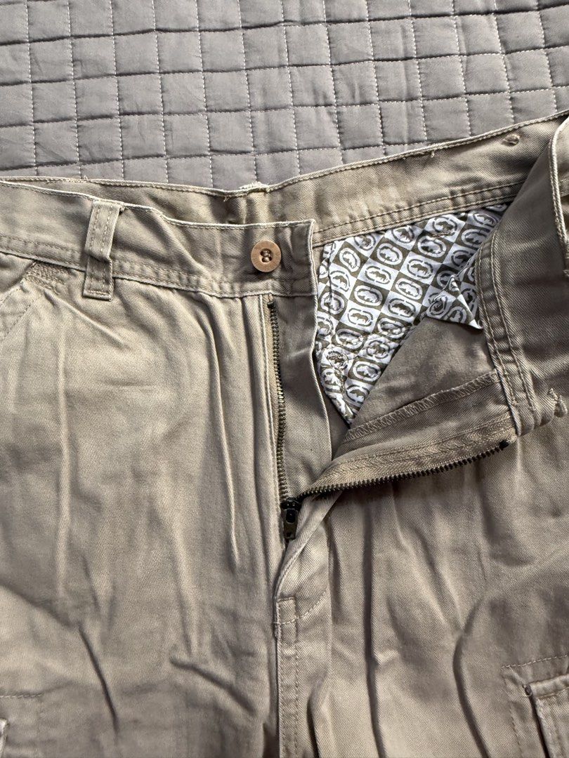 Ecko Unltd. Cargo Pants Size 16 Tan Cotton (Category: Jeans) located in Cainta. Submitted by chagoods (Listing ID 1443629800, Image 3). Description: - Brand: Ecko Unltd. - Type: Cargo Pants - Color: Tan - Size: 16 - Material: 100% Cotton - Features: Classic cargo design with multiple pockets, inner lining with Ecko print. - Style: Great for casual wear..