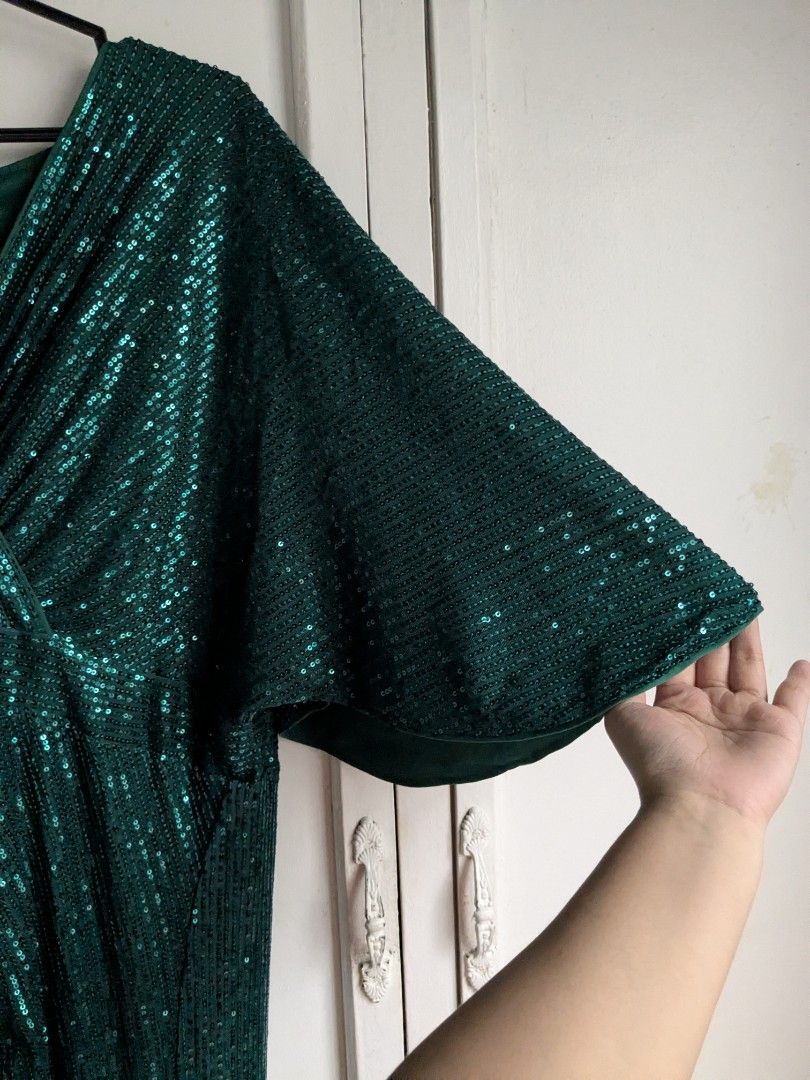Emerald Green Sequins Gown 3XL Gown (Category: Evening dresses & gowns) located in Quezon City. Submitted by nnncorner (Listing ID 1443669710, Image 3). Description: Emerald Green Full Sequins Plus Sized Gown perfect for events! Length 58 inches ( floor length ) Bust 24 inches (fits 48 stretches to 52 inches bustline) Waist - 20 inches ( fits 40-42inches waistline ) 9/10 condition good as neon issues perfect for 3XL originally bought 3990 selling