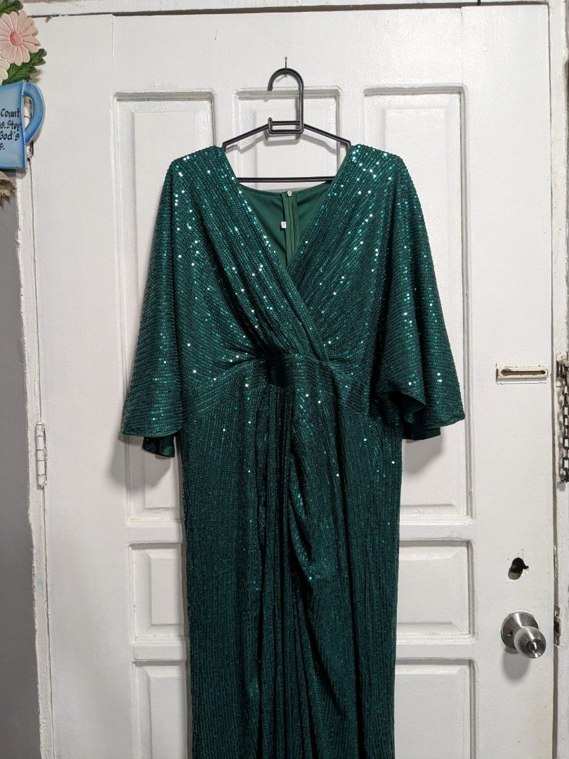 Emerald Green Sequins Gown 3XL Gown (Category: Evening dresses & gowns) located in Quezon City. Submitted by nnncorner (Listing ID 1443669710, Image 2). Description: Emerald Green Full Sequins Plus Sized Gown perfect for events! Length 58 inches ( floor length ) Bust 24 inches (fits 48 stretches to 52 inches bustline) Waist - 20 inches ( fits 40-42inches waistline ) 9/10 condition good as neon issues perfect for 3XL originally bought 3990 selling