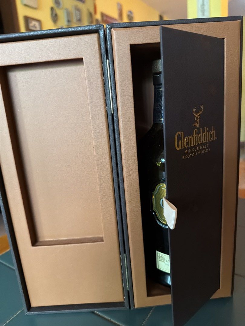 Empty box (Category: Everything Else) located in Singapore. Submitted by jjkien (Listing ID 1443519289, Image 2). Description: Nice 30 years Glenfiddich box for sell.
