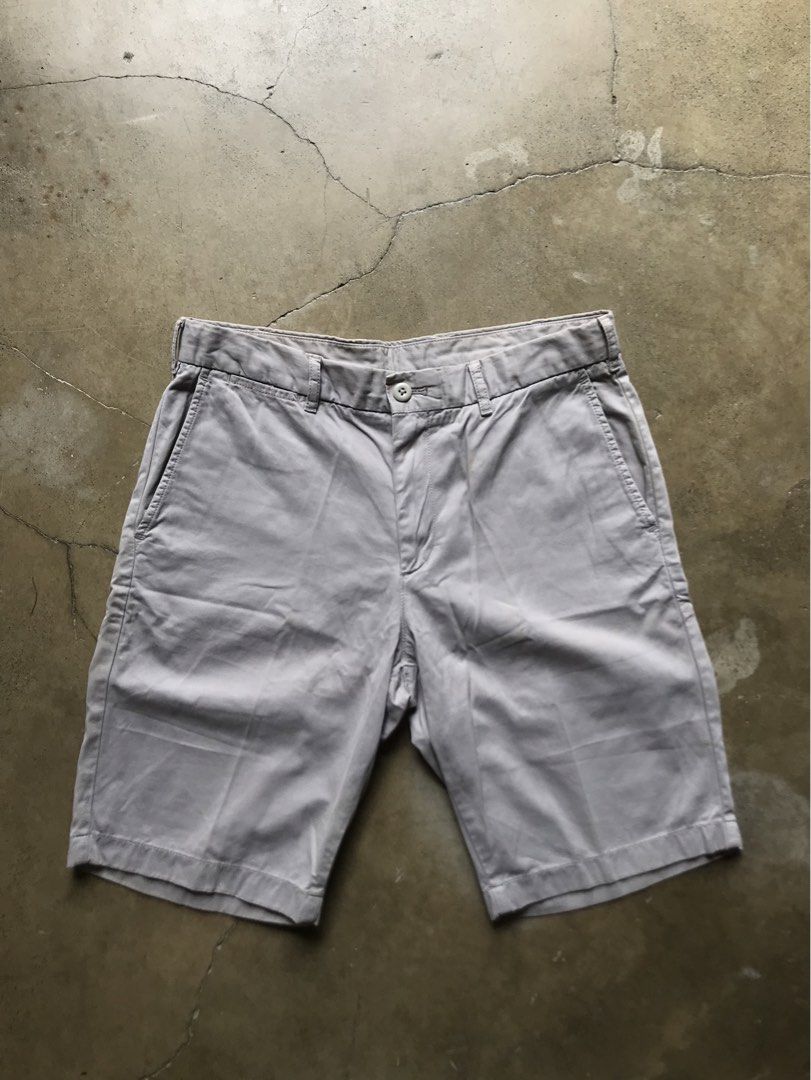 Uniqlo Chino shorts (Category: Chinos) located in Cabanatuan. Submitted by offtherack.studio (Listing ID 1443572485, Image 1). Description: EXCELLENT CONDITION AUTHENTIC LENGTH: 19.5 WAIST: 30-33 HEM: 9.5 FLAW: minimal stain (washable).