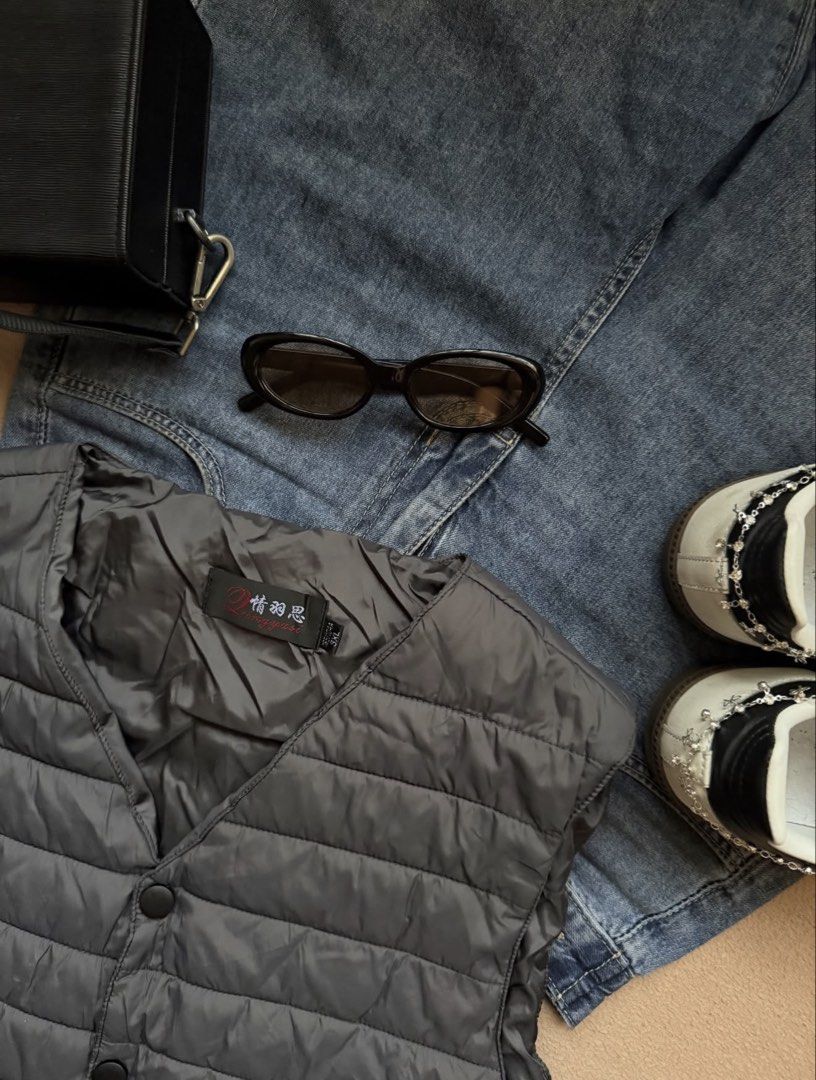 Gray Puffer Vest (Category: Tshirts & Polo Shirts ) located in Manila. Submitted by its.mickey (Listing ID 1443686204, Image 2). Description: Puffer vest V-Neck Width: 21 Length: 24 .