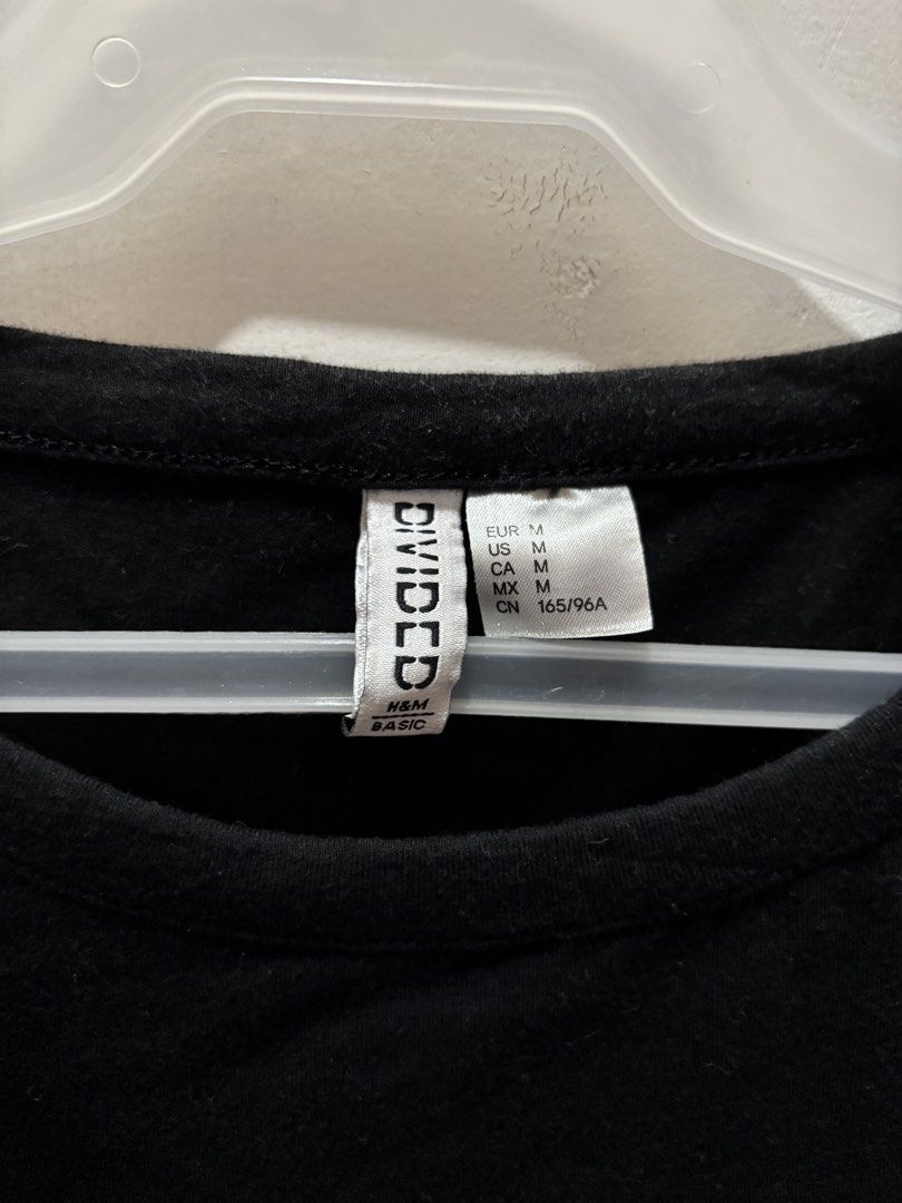 H&M Black Cropped T-Shirt (Category: Shirts) located in Makati City. Submitted by axashop (Listing ID 1443578599, Image 3). Description: - Fits Small to Medium - This top is fitted cropped top (the style is really like that) - Short sleeves - Crew neck - Pairs well with high-waisted bottoms.