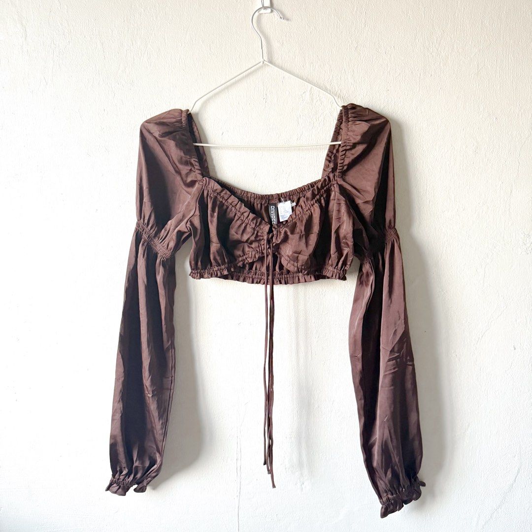 H&M Dark Brown Milkmaid Crop Top (Category: Longsleeves) located in Antipolo. Submitted by rosywardrobe (Listing ID 1443515646, Image 1). Description: 🎀 MAKE READING A HABIT 🎀 • No order form, no reservation! • Strictly 1 day reservation • Payment first before order processing • No return, No exchange • Don’t make an offer if you’re not 100% sure • No shipping every weekends — PAYMENT CHANNELS — • GCash • Gotyme • Maya • BDO • BPI • Unionbank —