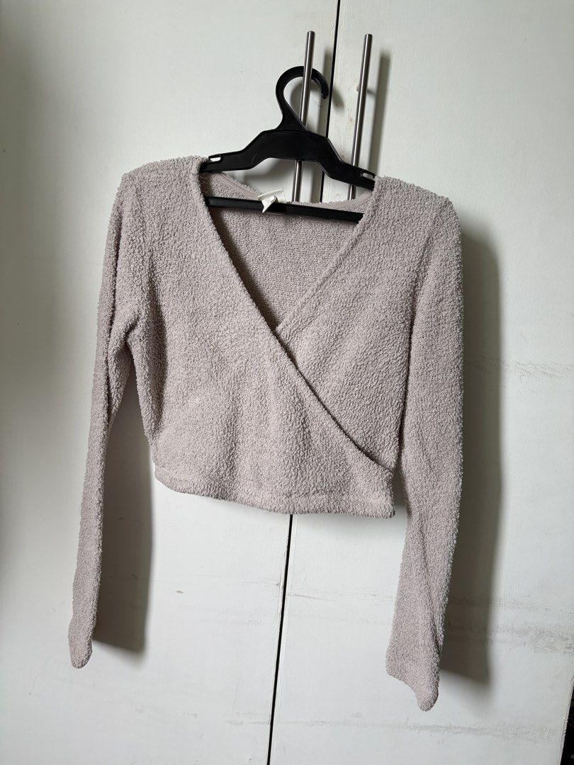 H&M Textured Wrap Crop Top (Category: Blouses) located in Pasig City. Submitted by declutter_dpc (Listing ID 1443614639, Image 2). Description: - Super soft and cozy textured wrap top - Brand: H&M - Features: Long sleeves, cropped length - Versatile styling: Pairs well with high-waisted bottoms for casual or dressed-up outfits - Comfortable material.
