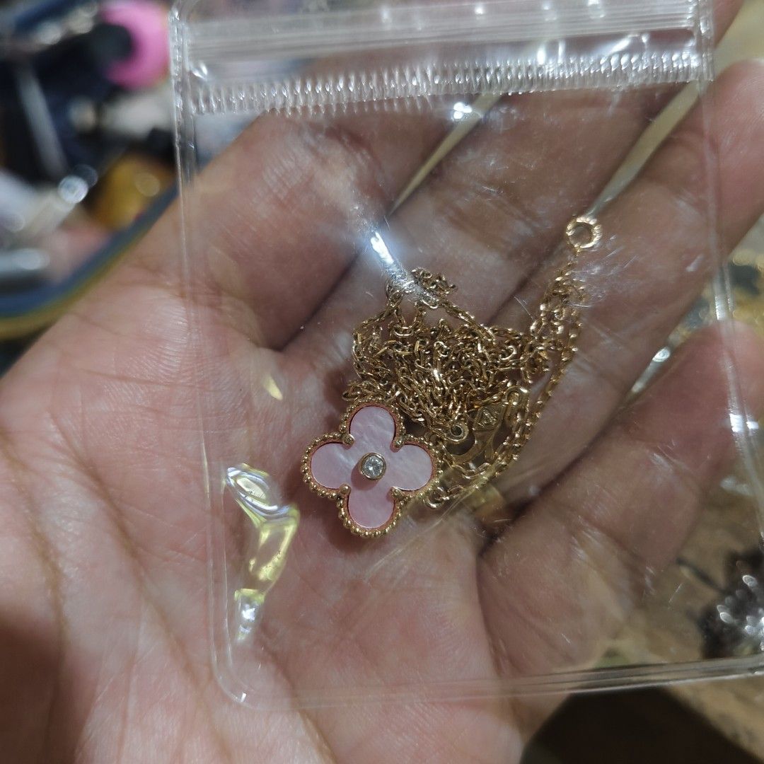 Holiday Clover Pendant Neklace (Category: Necklaces) located in Davao. Submitted by ranne11 (Listing ID 1443701051, Image 2). Description: -Fashion Jewelry -made of titanium steel plated in gold .