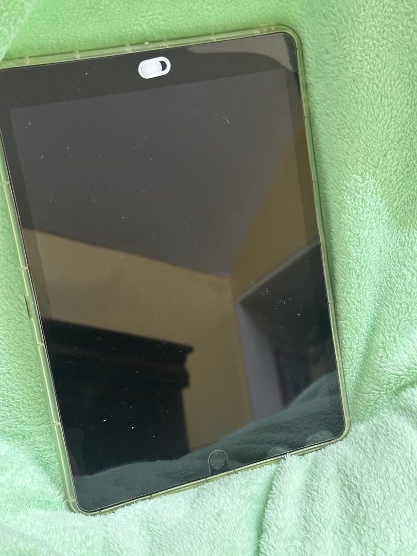 IPAD 8th Gen 32gb Space Grey (Category: iPad) located in Manila. Submitted by declutteringlot (Listing ID 1443566089, Image 2). Description: Will reboot once sold Unit only For sale only no swap.