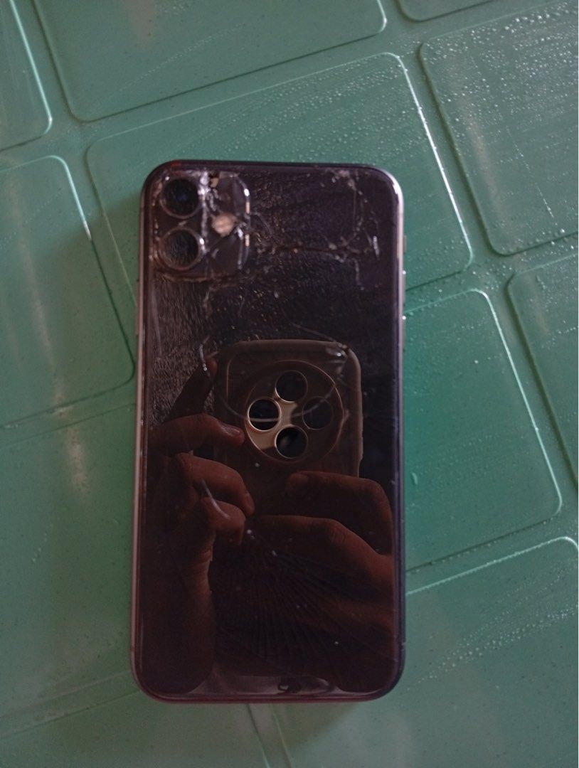 iphone 11 (Category: iPhone 11 Series) located in Navotas City. Submitted by httpscha (Listing ID 1443633409, Image 2). Description: ip11 black 64gb issue lang is backglass, the rest wala na super smooth 72%bh orig never napalitan never nabuksan .