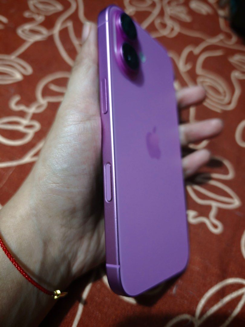 Iphone 16 256gb pink (Category: iPhone 16 Series) located in Quezon City. Submitted by amia32388 (Listing ID 1443634583, Image 3). Description: SWAP!!!!! (Iphone 17pro silver) Iphone 16 pink 256gb 92bh Makinis pa Comes with usb cord and cases.