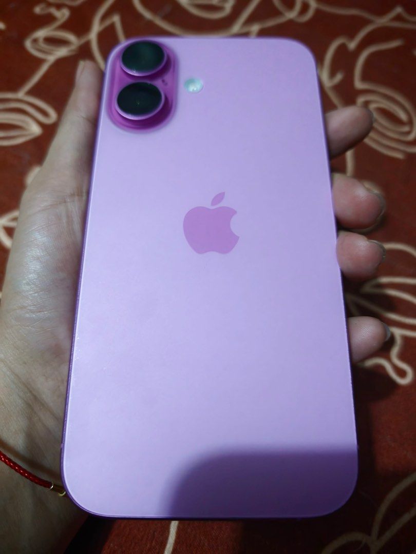 Iphone 16 256gb pink (Category: iPhone 16 Series) located in Quezon City. Submitted by amia32388 (Listing ID 1443634583, Image 2). Description: SWAP!!!!! (Iphone 17pro silver) Iphone 16 pink 256gb 92bh Makinis pa Comes with usb cord and cases.