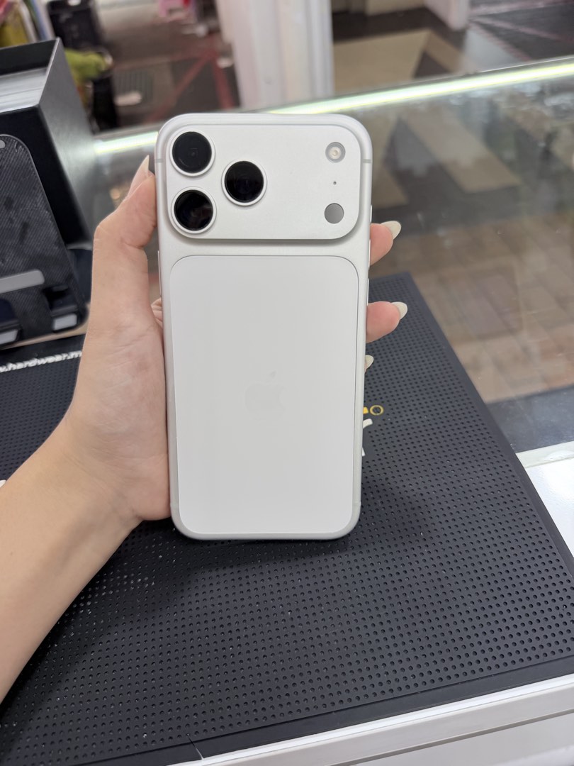 iPhone 17 Pro Max Silver 256GB (Category: iPhone 17 Series) located in Singapore. Submitted by mobilebro98 (Listing ID 1443563243, Image 1). Description: Interested may pm me . Self collect @ Yishun Street 22 #01-341 [S’760291] Hengmobile Repaired before (refer to photo 4) Rear camera spoil. Face ID still can detect face recognition just shown blackout. .