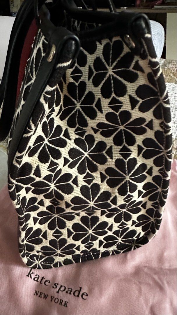 Kate Spade (Category: Luxury Bags & Wallets) located in Pasig City. Submitted by editedfinds.ph (Listing ID 1443577157, Image 3). Description: Bought from Kate Spade Shangrila Mall branch. Barely used, with dust bag and price tag..