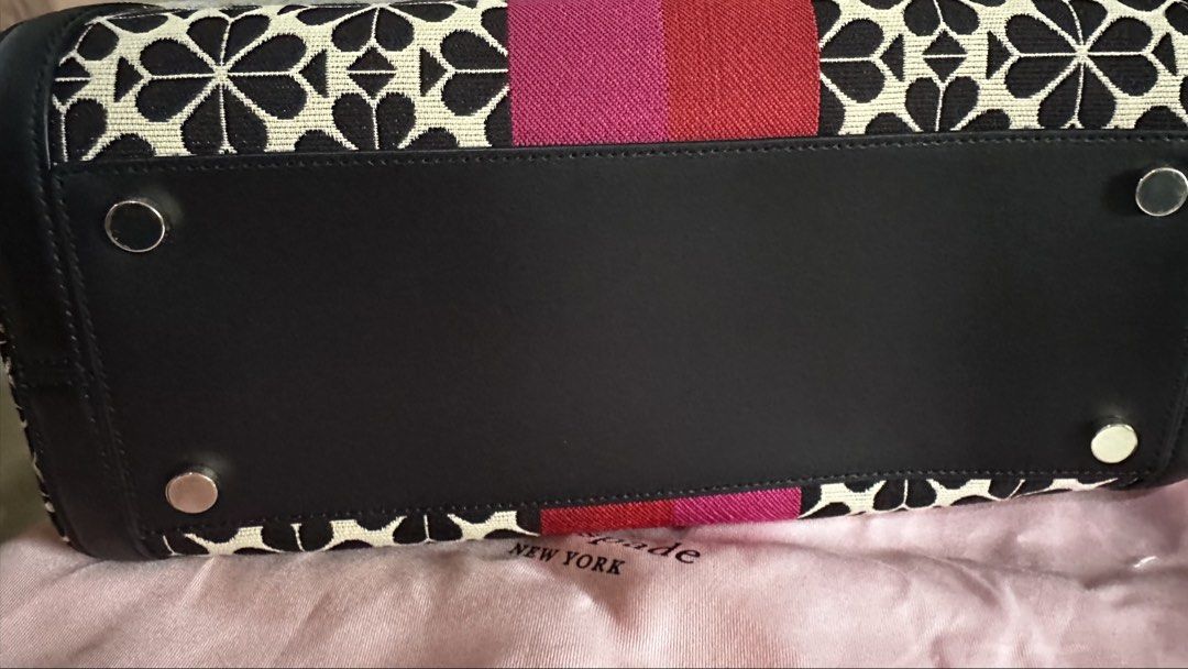 Kate Spade (Category: Luxury Bags & Wallets) located in Pasig City. Submitted by editedfinds.ph (Listing ID 1443577157, Image 2). Description: Bought from Kate Spade Shangrila Mall branch. Barely used, with dust bag and price tag..