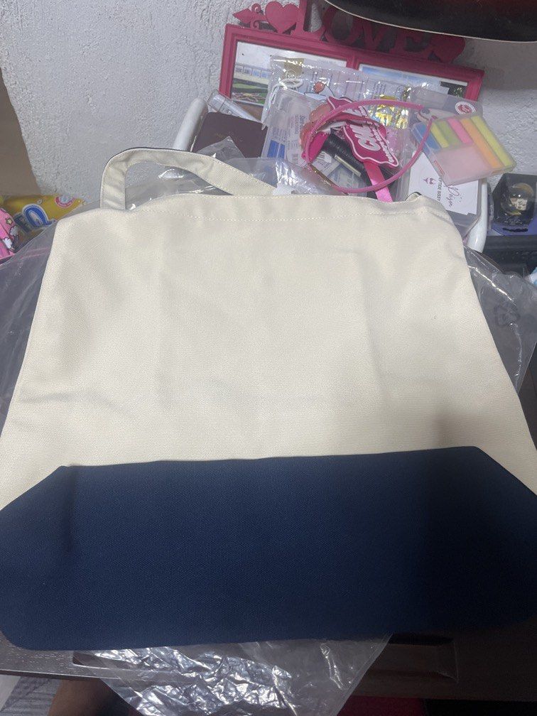 Kiels Bag (Category: Shoulder Bags) located in Mandaluyong City. Submitted by catchlo23 (Listing ID 1443580793, Image 3). Description: Kiels bag.
