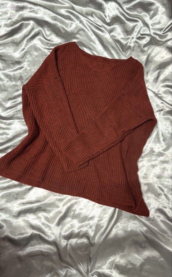 knitwear basic brick red (Category: Blouses) located in Pasir Gudang. Submitted by by_abby (Listing ID 1443589255, Image 1). Description: pit 22 labuh 23 baggy M to small XL.