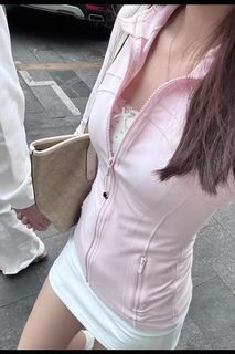 (Category: ) located in . Submitted by lilliess.closet (Listing ID 1443585613, Image 1). Description: .