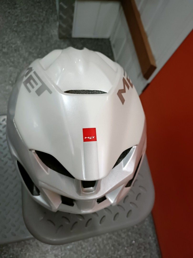 MET Vice Specialized Cycling Helmet Large White (Category: Parts & Accessories) located in Singapore. Submitted by edot77 (Listing ID 1443650474, Image 1). Description: - MET Vice cycling helmet - No inner Head liner/padding - Color: White - Size: Large (fits 57-63cm) - Features 4-step height adjustment - Includes removable visor - Ideal for road cycling.