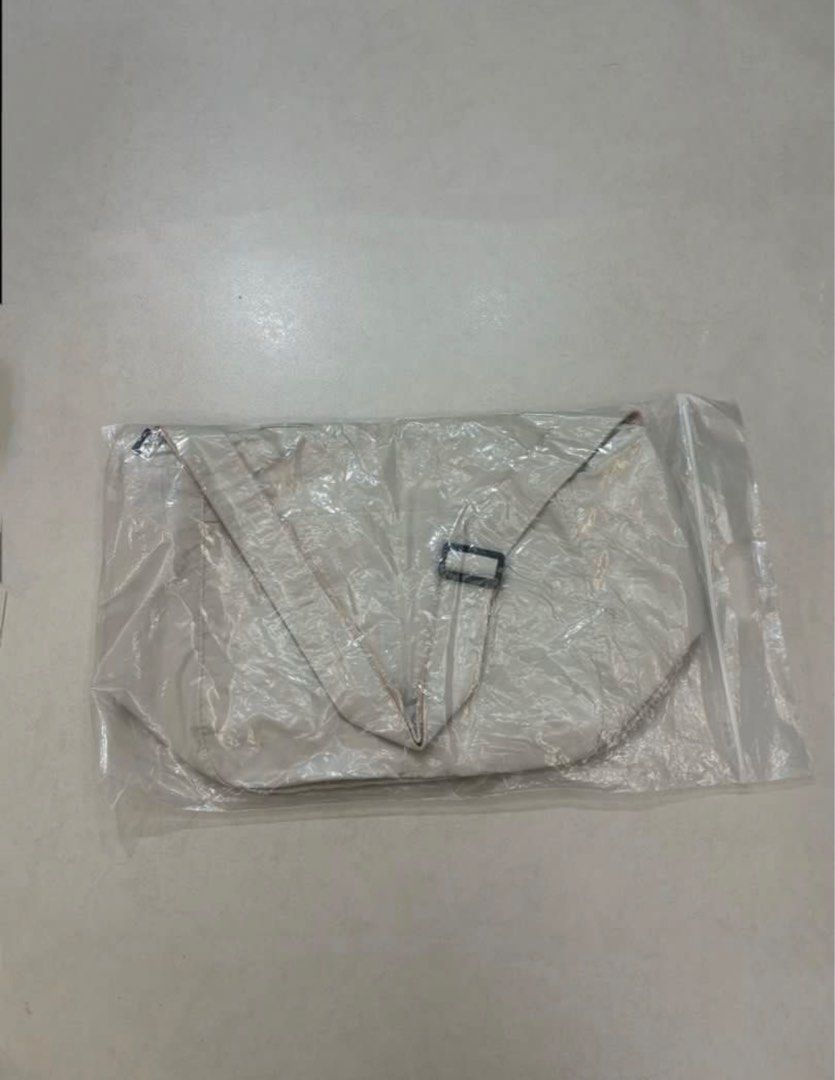Muji Uniqlo 同款袋 （分類：多用途袋）位於 Hong Kong。 由 mimamimi 提交（商品編號 1443521296，圖片 2）。簡介： 新，沒用過 Size如圖3。