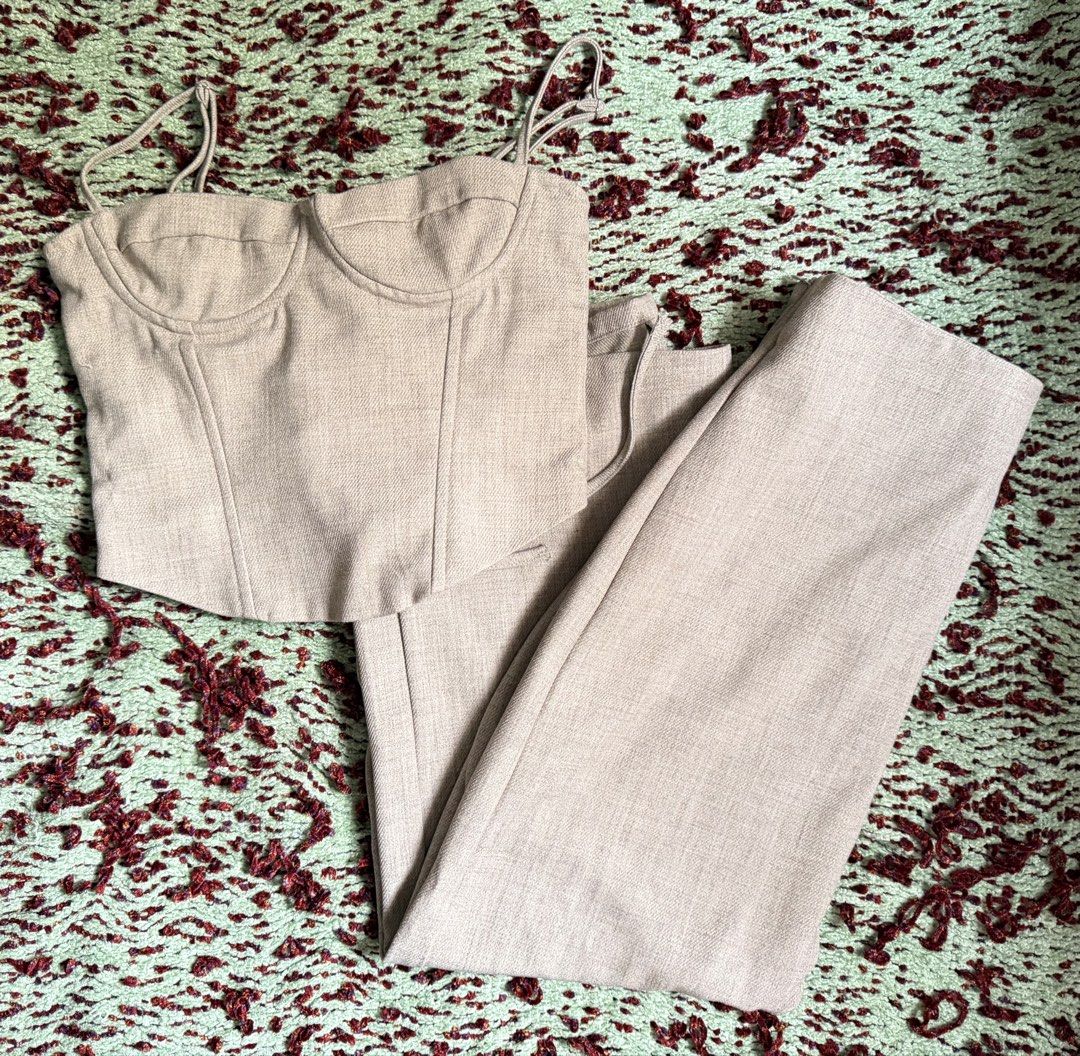 musera corset & skirt set (Category: Sets or Coordinates) located in Makati City. Submitted by ___iluvniki (Listing ID 1443542299, Image 1). Description: skirt is low waist fit ^.^ w: 26-27 l: 35.