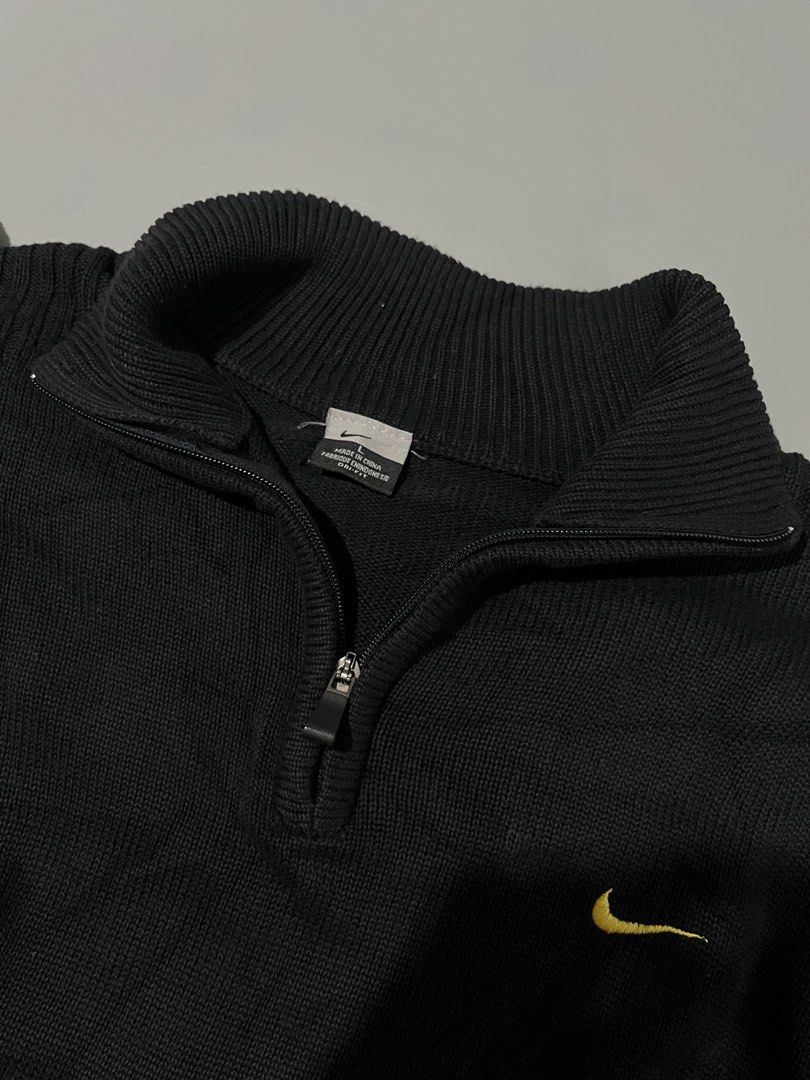 Nike Black Half Zip Knit Sweater Size L (Category: Coats, Jackets and Outerwear) located in Pontevedra. Submitted by thrift01 (Listing ID 1443582870, Image 2). Description: - Black Nike knit sweater - Size: L - Features a half-zip neckline - Small yellow Nike swoosh logo embroidered on chest - Ribbed collar, cuffs, and hem - Made in China .
