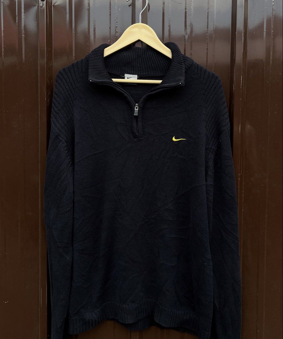 Nike Black Half Zip Knit Sweater Size L (Category: Coats, Jackets and Outerwear) located in Pontevedra. Submitted by thrift01 (Listing ID 1443582870, Image 1). Description: - Black Nike knit sweater - Size: L - Features a half-zip neckline - Small yellow Nike swoosh logo embroidered on chest - Ribbed collar, cuffs, and hem - Made in China .