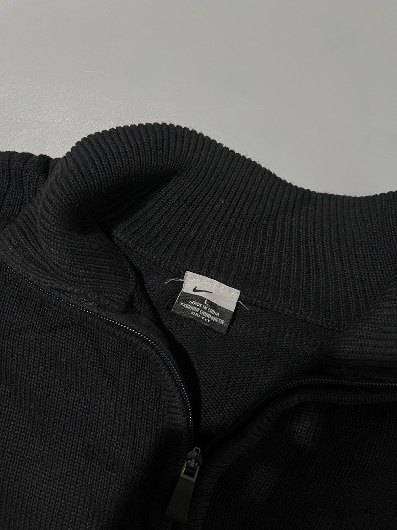 Nike Black Half Zip Knit Sweater Size L (Category: Coats, Jackets and Outerwear) located in Pontevedra. Submitted by thrift01 (Listing ID 1443582870, Image 3). Description: - Black Nike knit sweater - Size: L - Features a half-zip neckline - Small yellow Nike swoosh logo embroidered on chest - Ribbed collar, cuffs, and hem - Made in China .