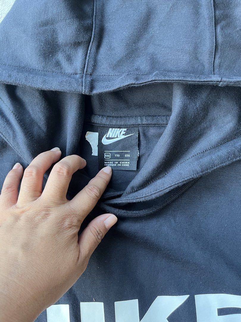 Nike Black Hoodie with Large Logo (Category: Hoodies) located in Baler. Submitted by shneyy (Listing ID 1443580075, Image 3). Description: Demis: 25x28 - Reflective stripe detail Good condition .