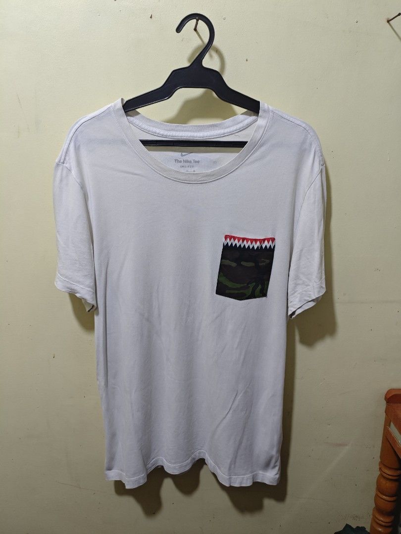Nike Camo Shark Graphic Men Tshirt (Category: Tshirts & Polo Shirts ) located in Baguio. Submitted by cool_chic (Listing ID 1443649347, Image 1). Description: Nike Camo Shark Men Tshirt Color Rate 9.5/10 No Flaws Complete Tags Cotton Tela Machine Washed Size XL Dimes 22 Width 29 Length Price P259.