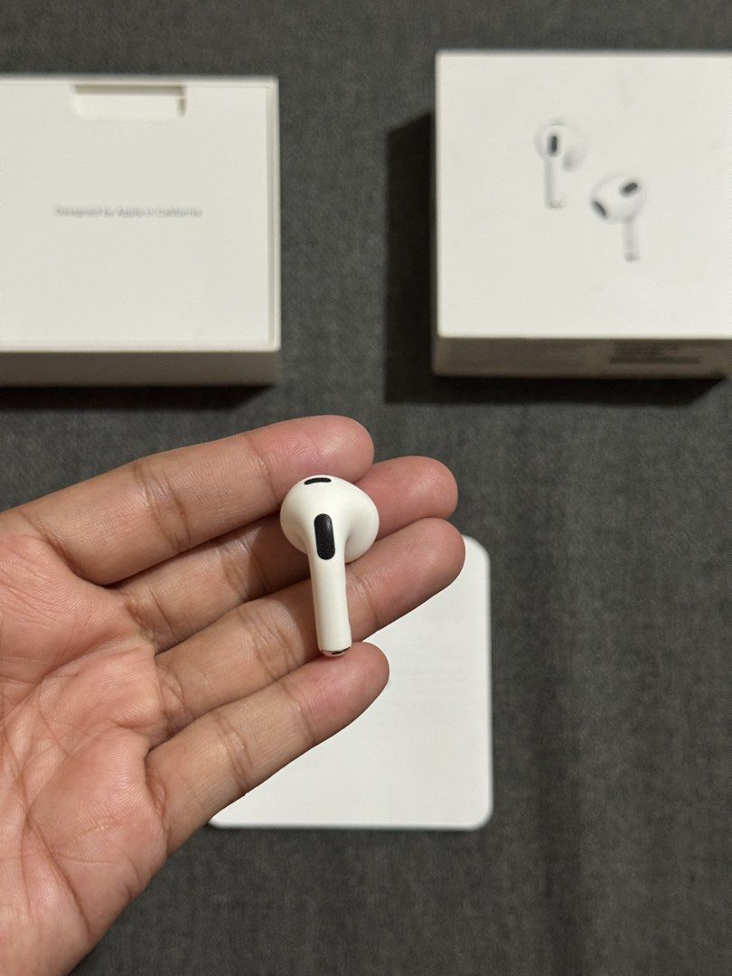 Original Airpods Gen 3 RIGHT POD ONLY (Category: Earphones) located in Caloocan City. Submitted by fddpy (Listing ID 1443580983, Image 3). Description: Selling my Airpods Gen 3 RIGHT POD ONLY. Perfect replacement for your lost or defective right pod. Box and docs not included. 3,000 FIXED. • 100% orig and authentic. Not clone/oem. • Moneyback if FAKE. • 100% working and no any issues. • Superb battery health. Never been drained. Please make sure 