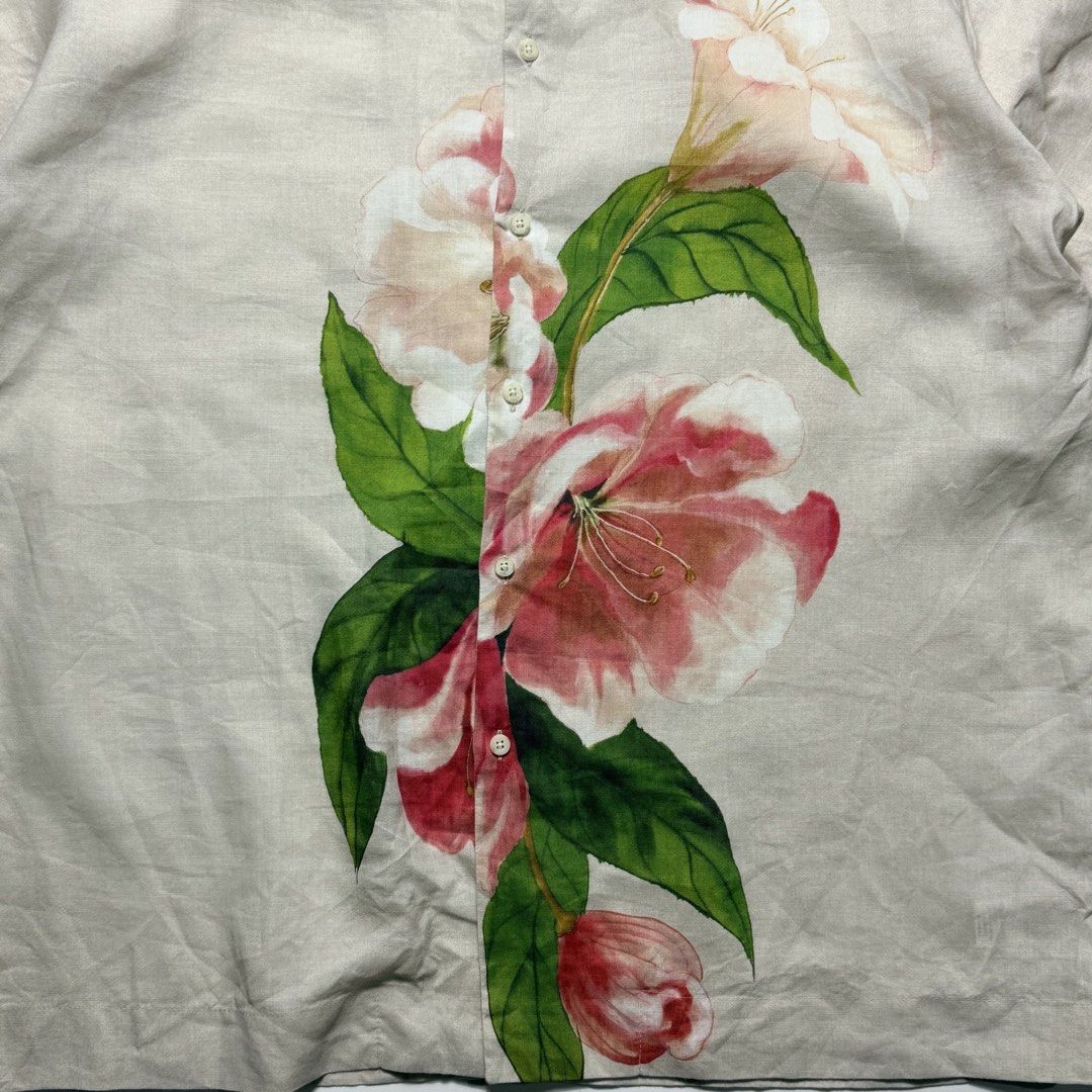 Oversized Linen Flower Polo Shirts (Category: Shirts) located in Santa Cruz. Submitted by bigsteppa.tiger (Listing ID 1443644280, Image 2). Description: Oversized Linen Flower Polo Shirts - Good as new Size - XL Width - 27 Lenght - 31 - 880 pesos .