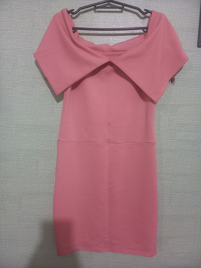 Pink Off-Shoulder Bodycon Dress (Category: Dresses) located in Valenzuela. Submitted by cc850906 (Listing ID 1443543024, Image 2). Description: - Cute pink off-shoulder dress - Bodycon fit - Ideal for parties or a night out - Estimated size S/M - Simple and chic design.