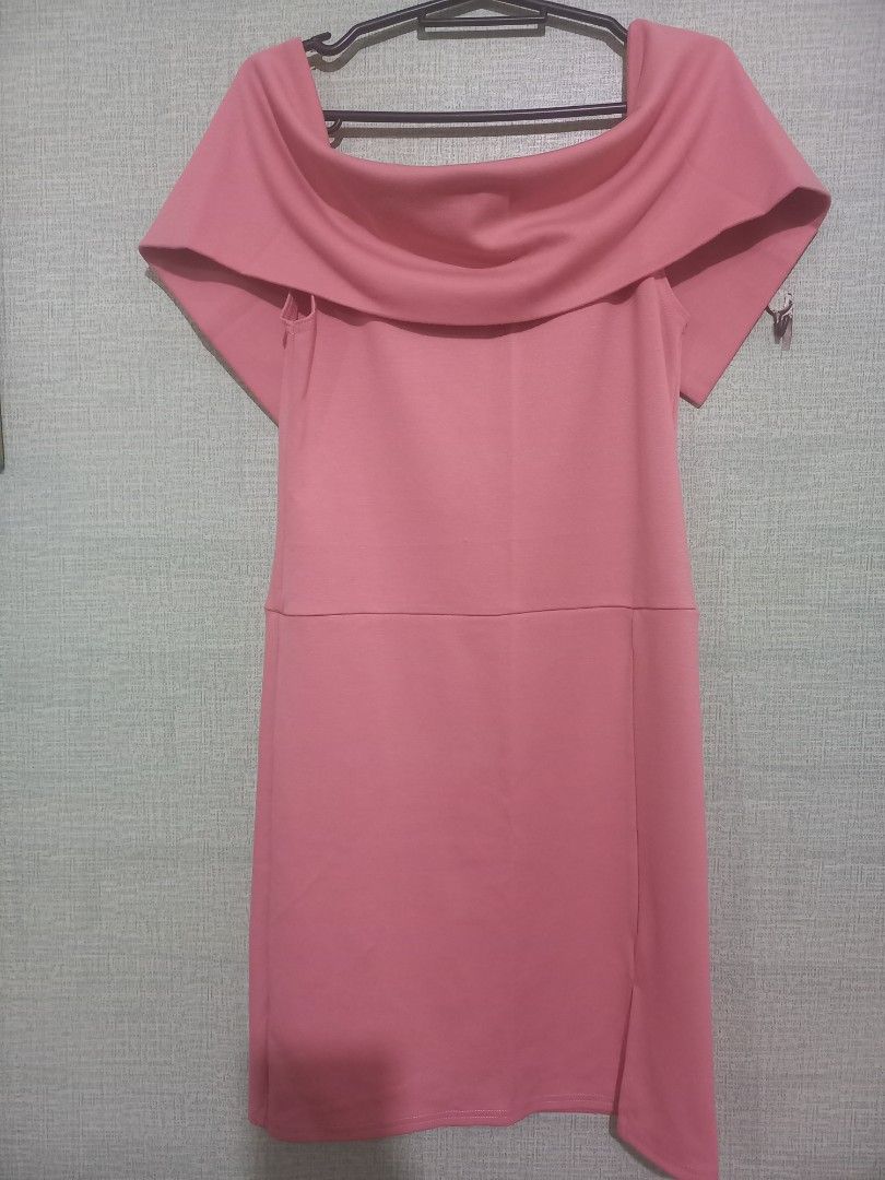 Pink Off-Shoulder Bodycon Dress (Category: Dresses) located in Valenzuela. Submitted by cc850906 (Listing ID 1443543024, Image 1). Description: - Cute pink off-shoulder dress - Bodycon fit - Ideal for parties or a night out - Estimated size S/M - Simple and chic design.