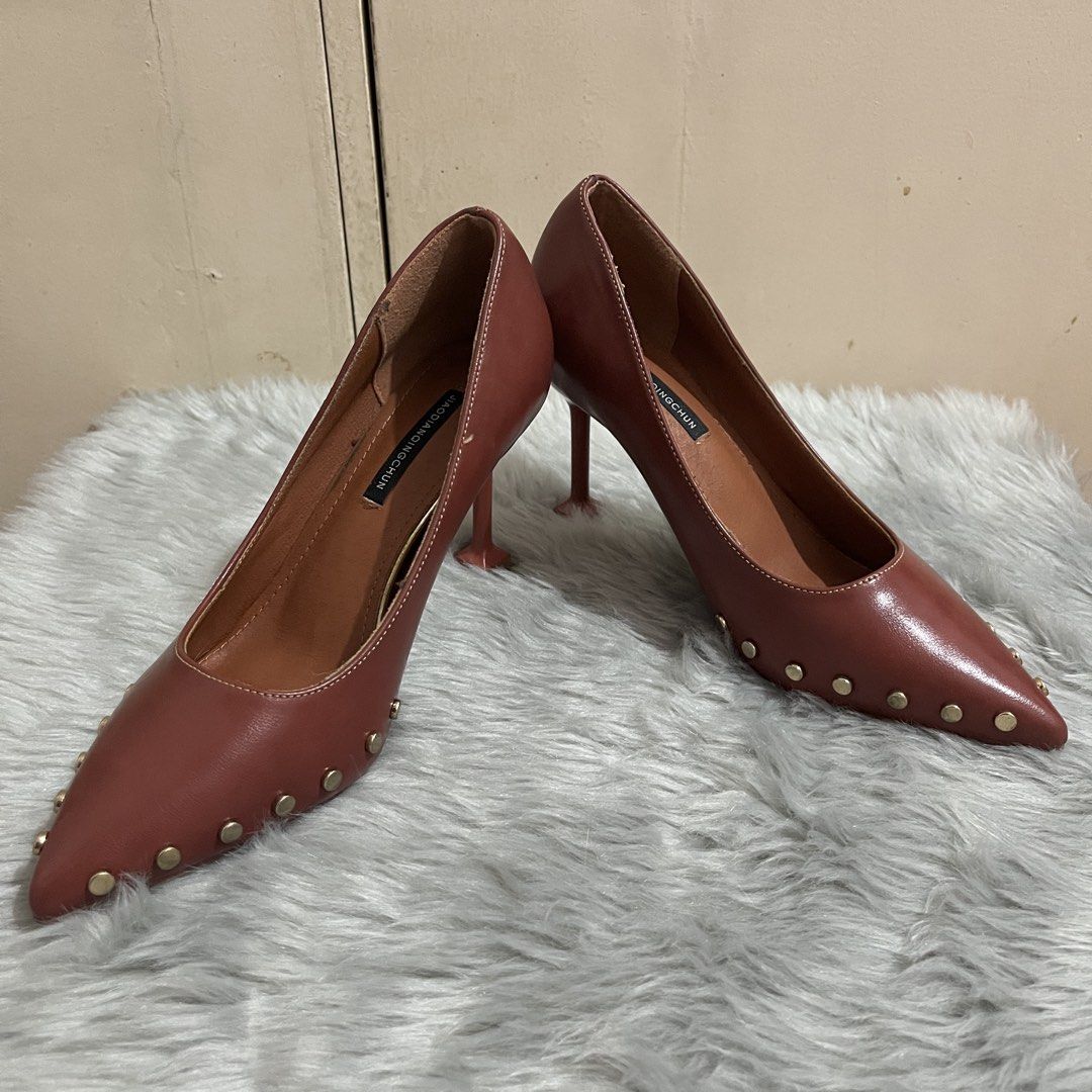 Pointed Toe Brown Heels (Category: Heels) located in Manila. Submitted by declutterfairy_ph (Listing ID 1443676595, Image 1). Description: Size: 36/220 mm (insole: 22cm) -Used twice or thrice only. -Excellent condition. -No flaws, just need minimal cleaning. .