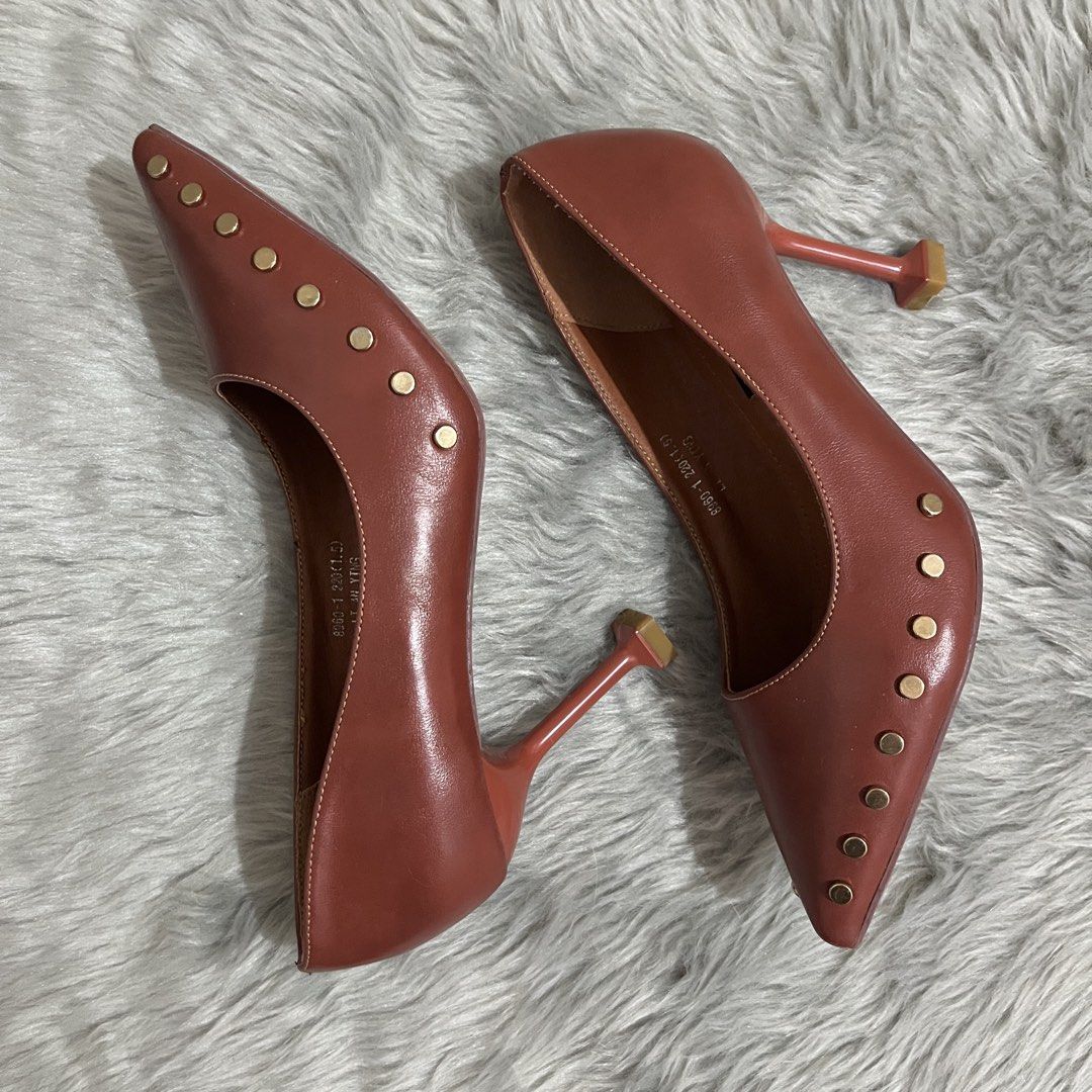 Pointed Toe Brown Heels (Category: Heels) located in Manila. Submitted by declutterfairy_ph (Listing ID 1443676595, Image 2). Description: Size: 36/220 mm (insole: 22cm) -Used twice or thrice only. -Excellent condition. -No flaws, just need minimal cleaning. .