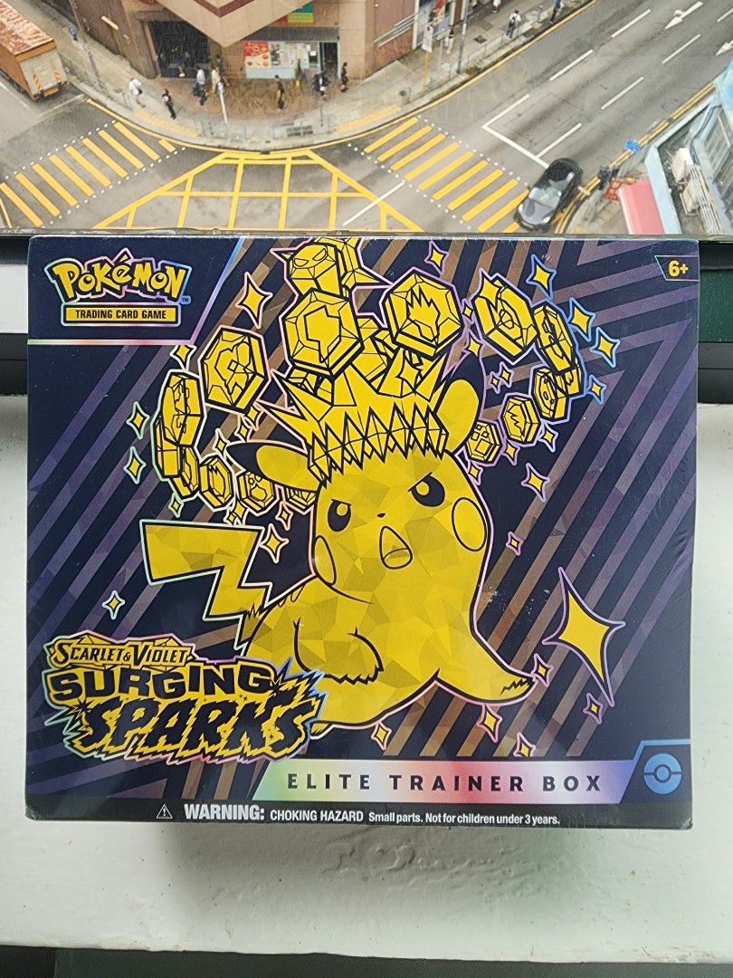 Pokemon TCG SV8 Surging Sparks Elite Trainer Box寶可夢 劍與盾 訓練家禮盒 美版 原盒 原廠膜 超電突圍 太晶比卡超 （分類：盒子及箱子）位於 Hong Kong。 由 852ardee 提交（商品編號 1443544934，圖片 1）。簡介： Pokémon TCG Scarlet & Violet – SV8 Surging Sparks Elite Trainer Box 全新未開封廠膜，收藏價值高。 • 9 包 Scarlet & Violet – Surging Sparks 補充包（每包 10 張卡＋1 張基本能量） 9 Pokémon TCG: Scarlet & Violet—Surging Sparks booster packs. Each booster pack contains 10 cards and 1 Basic Energy. Cards vary by pack. • 1 張特別全圖 Promo 卡 1 