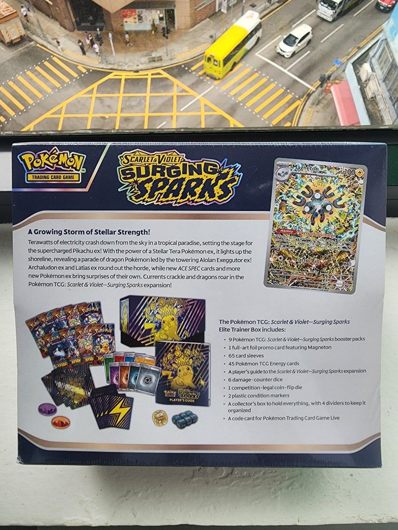 Pokemon TCG SV8 Surging Sparks Elite Trainer Box寶可夢 劍與盾 訓練家禮盒 美版 原盒 原廠膜 超電突圍 太晶比卡超 （分類：盒子及箱子）位於 Hong Kong。 由 852ardee 提交（商品編號 1443544934，圖片 2）。簡介： Pokémon TCG Scarlet & Violet – SV8 Surging Sparks Elite Trainer Box 全新未開封廠膜，收藏價值高。 • 9 包 Scarlet & Violet – Surging Sparks 補充包（每包 10 張卡＋1 張基本能量） 9 Pokémon TCG: Scarlet & Violet—Surging Sparks booster packs. Each booster pack contains 10 cards and 1 Basic Energy. Cards vary by pack. • 1 張特別全圖 Promo 卡 1 
