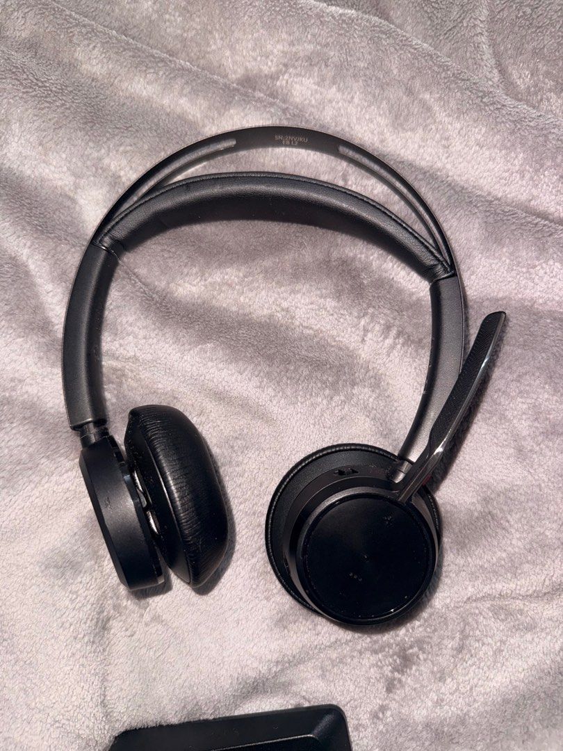 Poly Voyager Focus 2 USB-C-Headset USB-C/A Adapter with Charging Stand (Category: Headphones & Headsets) located in Paranaque City. Submitted by shamelesschili (Listing ID 1443505791, Image 3). Description: Wireless headset (Poly) .