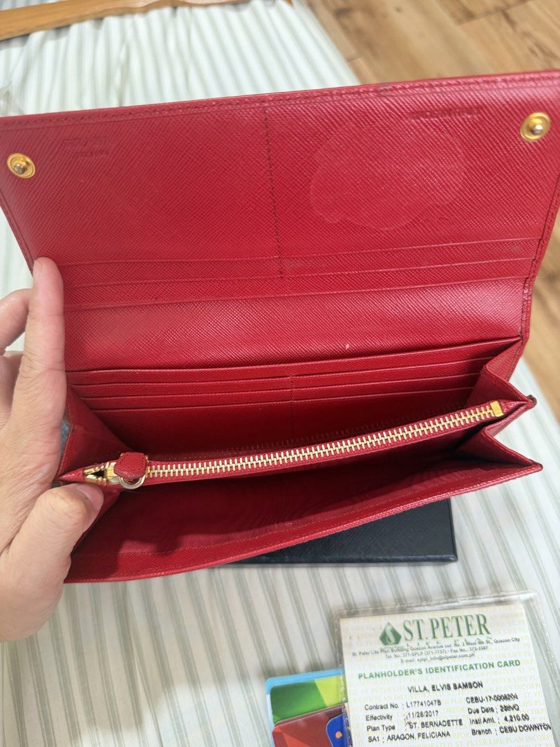 Prada Wallet (Category: Luxury Bags & Wallets) located in Cebu City. Submitted by eevee12 (Listing ID 1443579767, Image 3). Description: .
