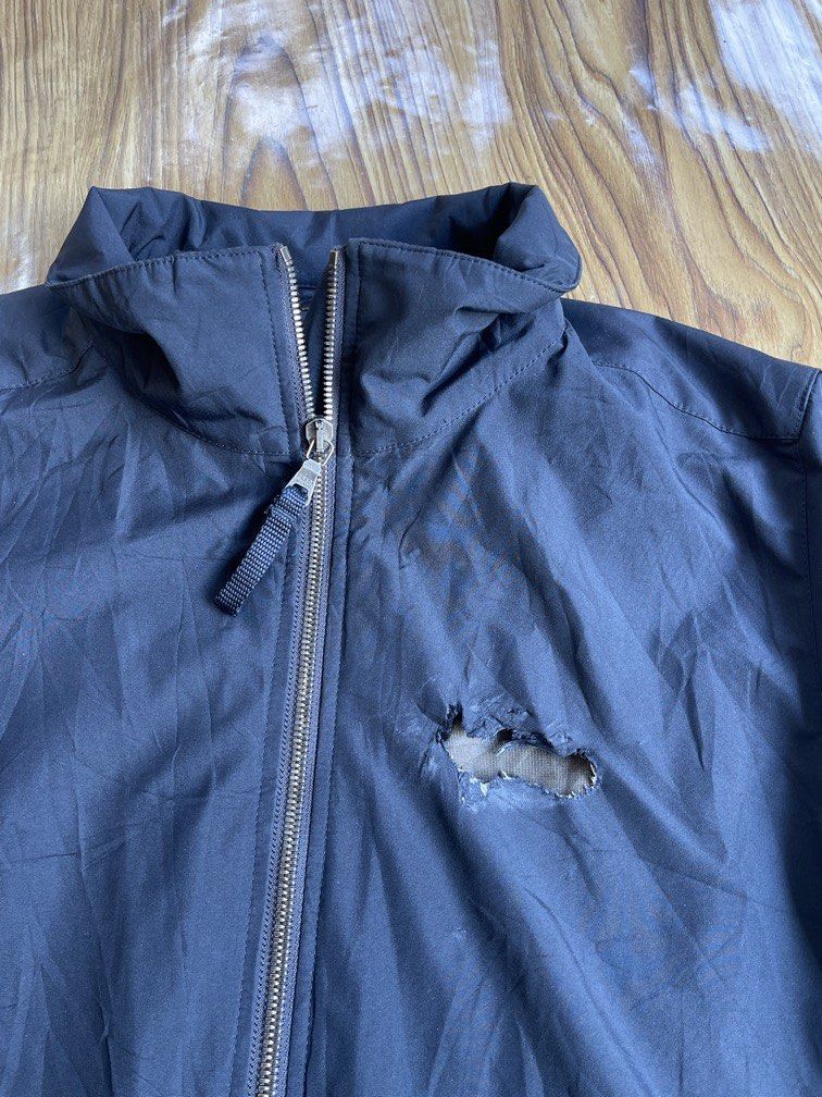 Prada windstoper jacket (Category: Coats, Jackets and Outerwear) located in Baling. Submitted by oddrabbit.6a038d (Listing ID 1443558291, Image 3). Description: Ada kesan terkepit kat dada dan dalam zip,kat dada letak pacth cun.