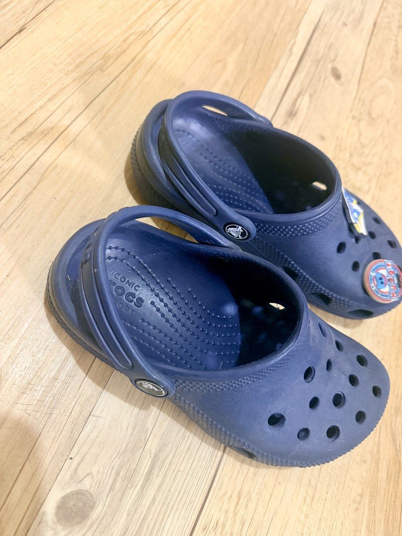 Pre-loved Original Kid’s Crocs Classic Clog (Category: Babies & Kids Fashion) located in Muntinlupa City. Submitted by sashaloves (Listing ID 1443536189, Image 3). Description: Pre-loved Original Kid’s Crocs Classic Clog Size: C13 Color: Navy Blue In ok condition Needs cleaning (no time to cleaning) Lo Jibbitz attached not original Please manage expectations. Miner to shoulder SF..