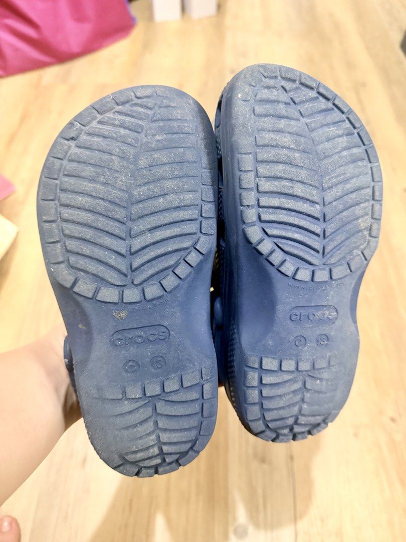 Pre-loved Original Kid’s Crocs Classic Clog (Category: Babies & Kids Fashion) located in Muntinlupa City. Submitted by sashaloves (Listing ID 1443536189, Image 2). Description: Pre-loved Original Kid’s Crocs Classic Clog Size: C13 Color: Navy Blue In ok condition Needs cleaning (no time to cleaning) Lo Jibbitz attached not original Please manage expectations. Miner to shoulder SF..