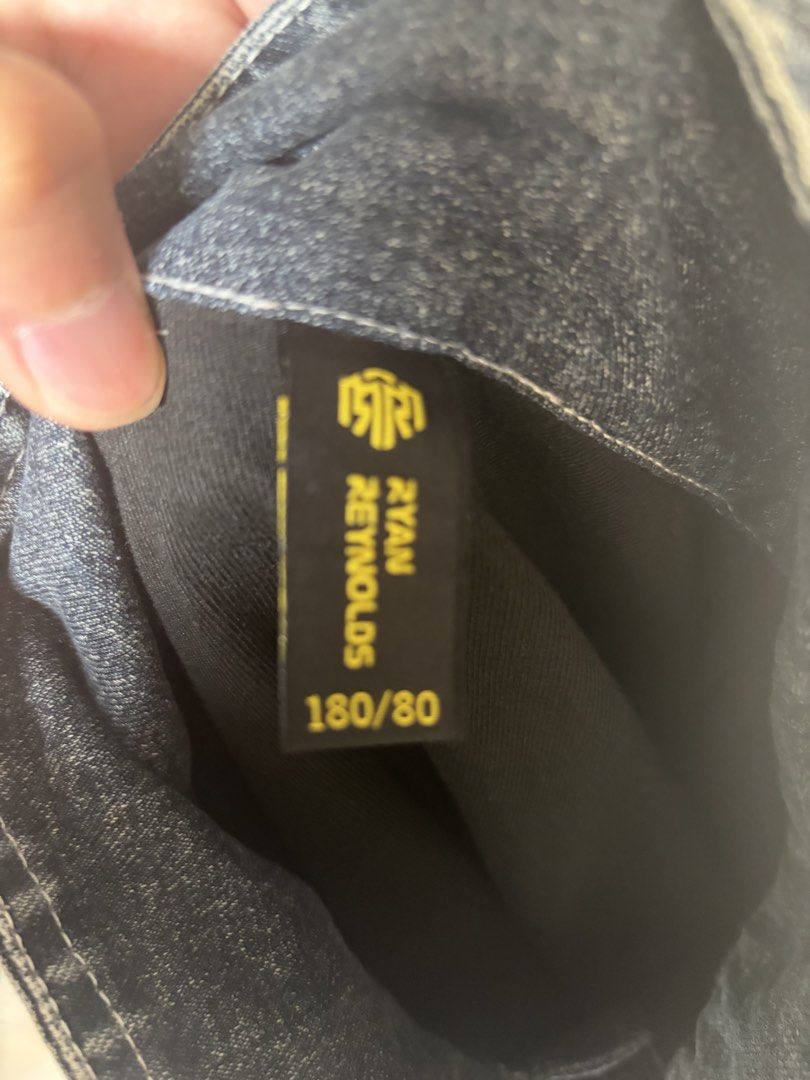 Ryan Reynolds 180/80 Denim Jeans (Category: Jeans) located in Quezon City. Submitted by 1927jj (Listing ID 1443699470, Image 1). Description: - Ryan Reynolds branded denim jeans - Size: 180/80 - Classic blue denim material - Ideal for everyday wear - Please check photos for detailed condition.