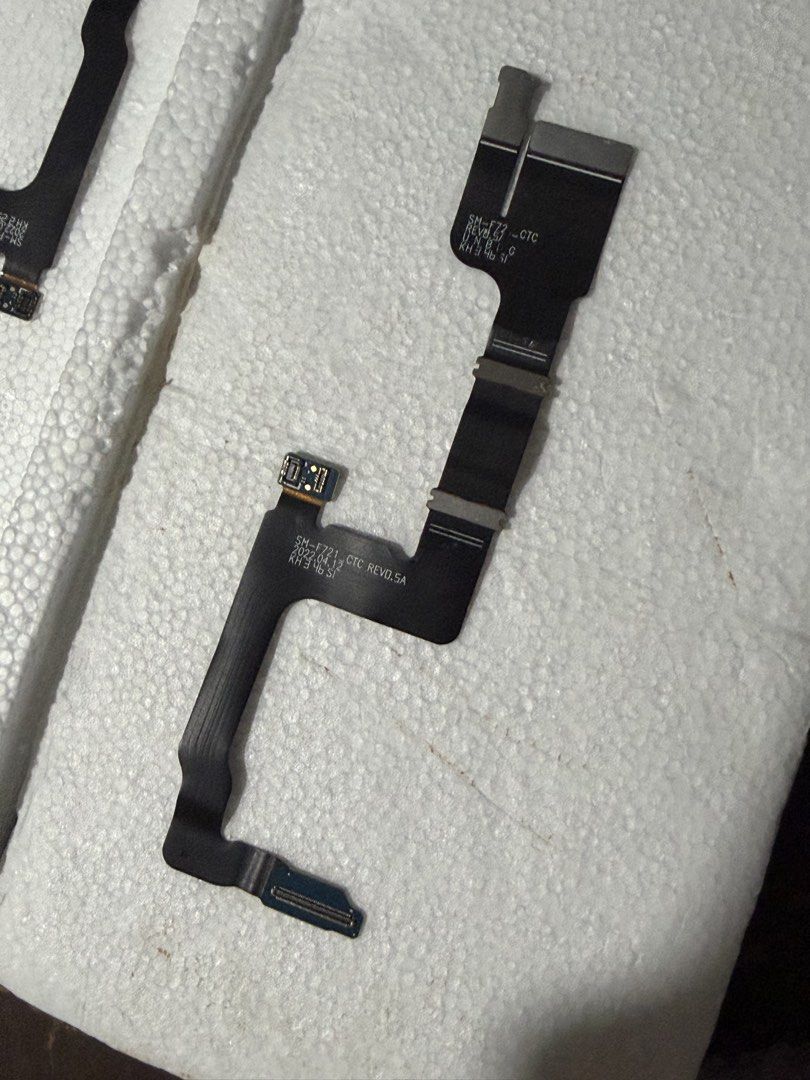 Samsung SM-F721C Flex Cable Ribbon (Category: Other Gadgets) located in Imus. Submitted by linusluxuries (Listing ID 1443634624, Image 3). Description: - Set of 2 Flex Cables - Compatible with Samsung SM-F721C - Please check photos for visual confirmation - Sold as is.