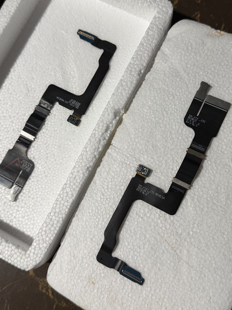 Samsung SM-F721C Flex Cable Ribbon (Category: Other Gadgets) located in Imus. Submitted by linusluxuries (Listing ID 1443634624, Image 2). Description: - Set of 2 Flex Cables - Compatible with Samsung SM-F721C - Please check photos for visual confirmation - Sold as is.