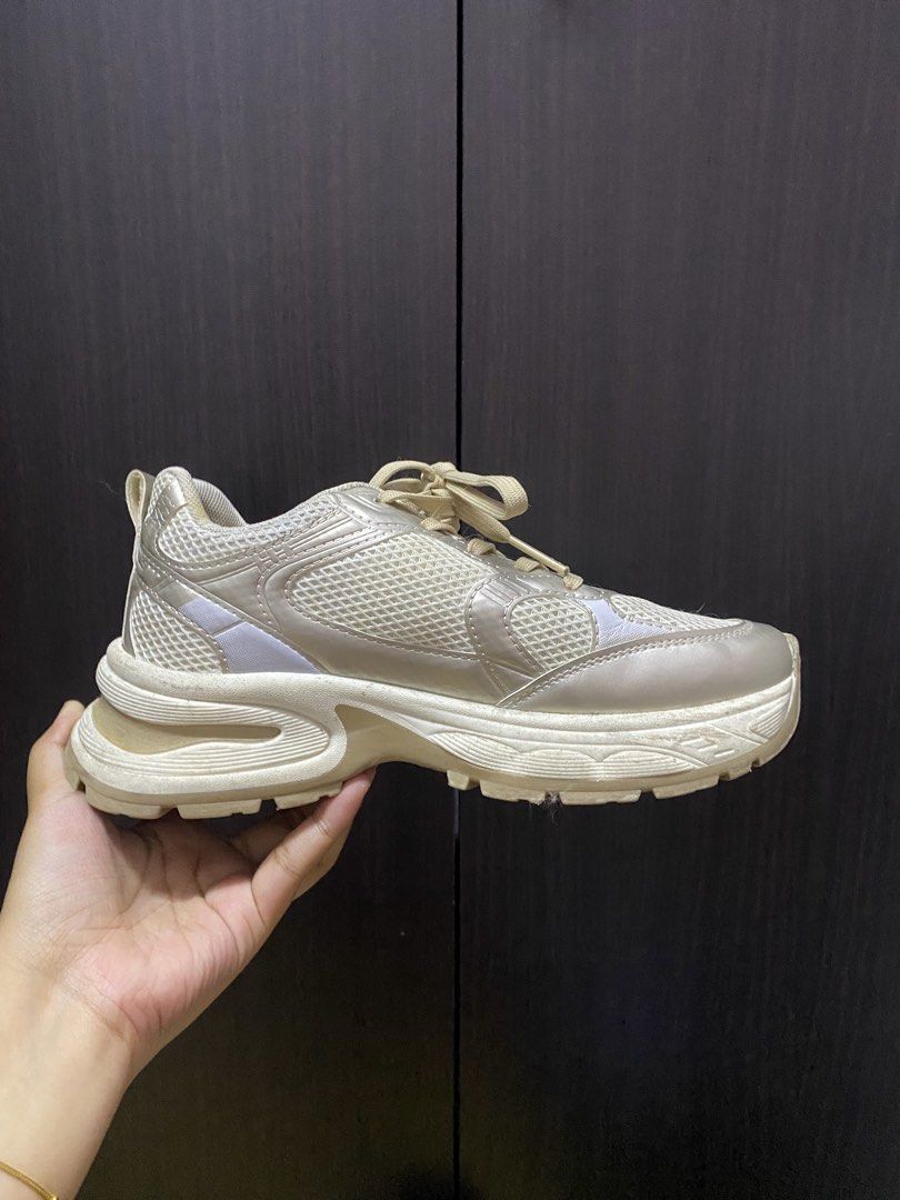 Silver Sneakers (Category: Sneakers) located in Kuala Lumpur. Submitted by mazinggg (Listing ID 1443548708, Image 2). Description: Silver & Beige sneaker Brands: MOVE by Brands Outlet Size: 39 (24.5cm) Condition: Well used but still okay, tapak masih intact, berhabuk sikit je sebab lama simpan (but will be cleaned before sending to the new owner!) .