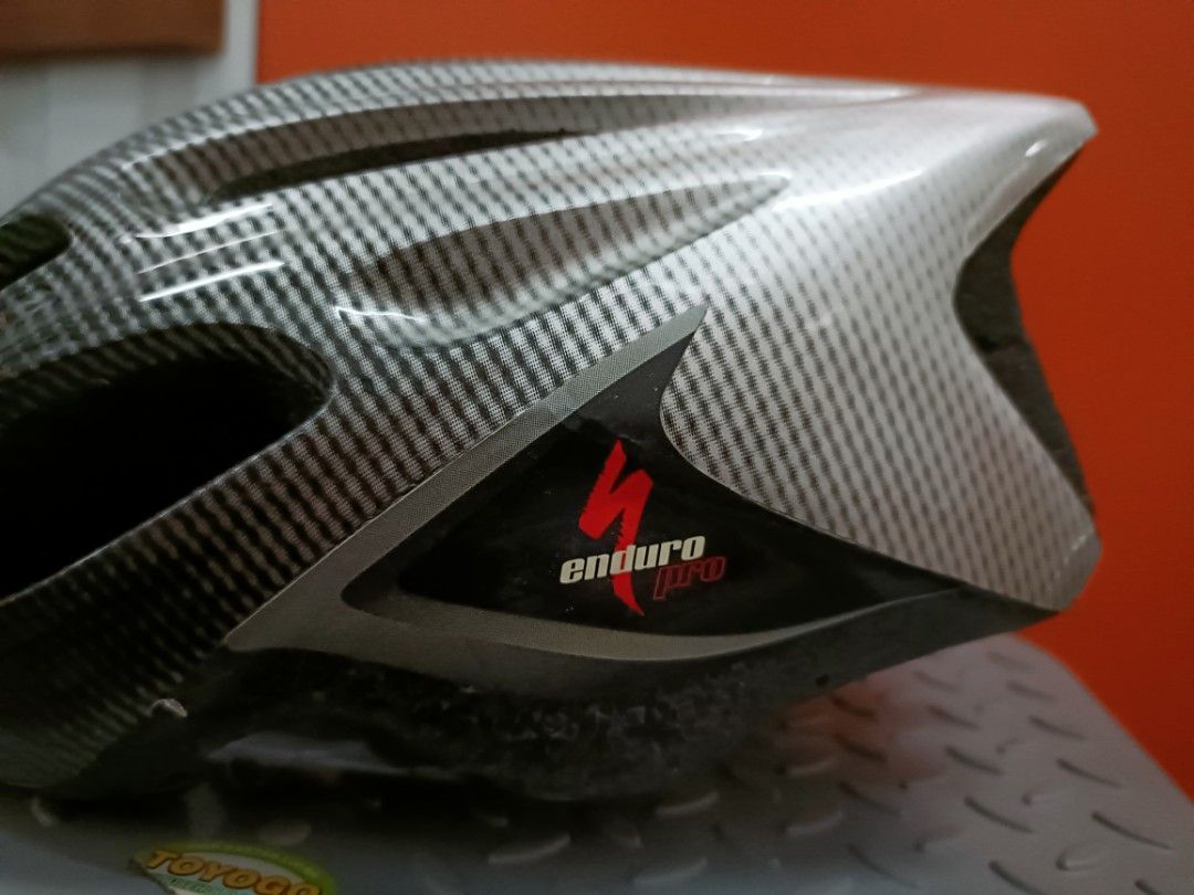 Specialized Enduro Pro Cycling Helmet (Category: Parts & Accessories) located in Singapore. Submitted by edot77 (Listing ID 1443652106, Image 3). Description: - Specialized Enduro Pro cycling helmet - Stylish carbon fiber look - Excellent ventilation with large vents - Adjustable fit system for comfort - Minor scuffs and dust from storage - No inner Head Liner/Padding.