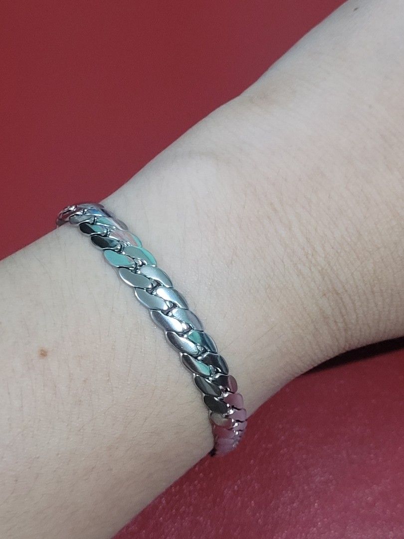 STAINLESS SOLID SILVER TONE CURB CHAIN UNISEX BRACELET STYLE (Category: Bracelets) located in Taguig. Submitted by roumie (Listing ID 1443601010, Image 3). Description: STAINLESS SOLID SILVER TONE CURB CHAIN UNISEX BRACELET STYLE brand new and sealed non tarnish stainless silver what you see is what you get with jewelry pouch as packaging.