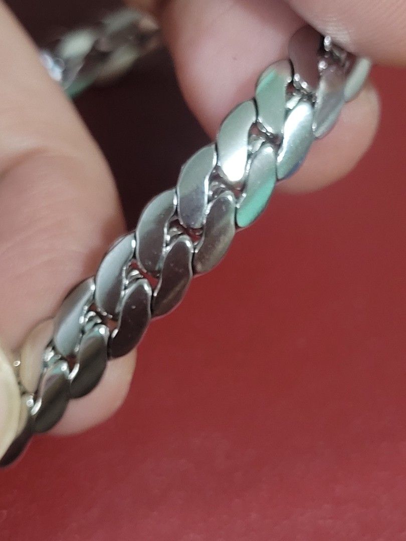 STAINLESS SOLID SILVER TONE CURB CHAIN UNISEX BRACELET STYLE (Category: Bracelets) located in Taguig. Submitted by roumie (Listing ID 1443601010, Image 2). Description: STAINLESS SOLID SILVER TONE CURB CHAIN UNISEX BRACELET STYLE brand new and sealed non tarnish stainless silver what you see is what you get with jewelry pouch as packaging.
