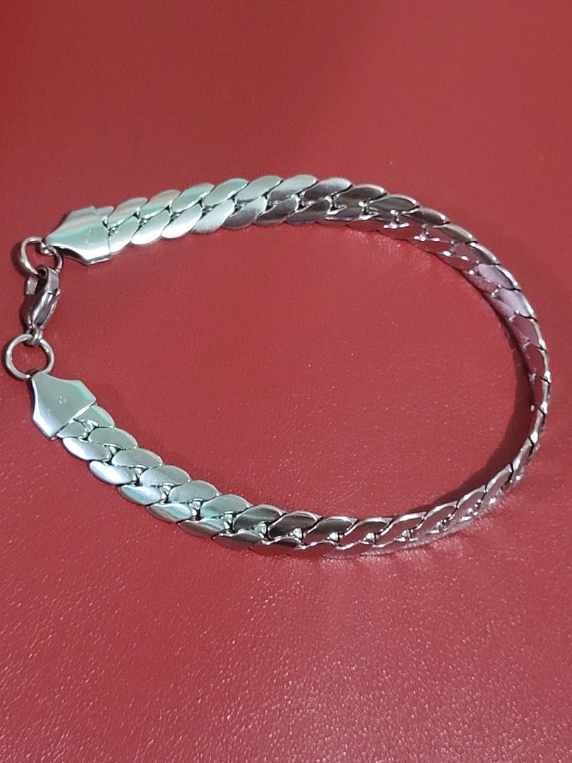 STAINLESS SOLID SILVER TONE CURB CHAIN UNISEX BRACELET STYLE (Category: Bracelets) located in Taguig. Submitted by roumie (Listing ID 1443601010, Image 1). Description: STAINLESS SOLID SILVER TONE CURB CHAIN UNISEX BRACELET STYLE brand new and sealed non tarnish stainless silver what you see is what you get with jewelry pouch as packaging.