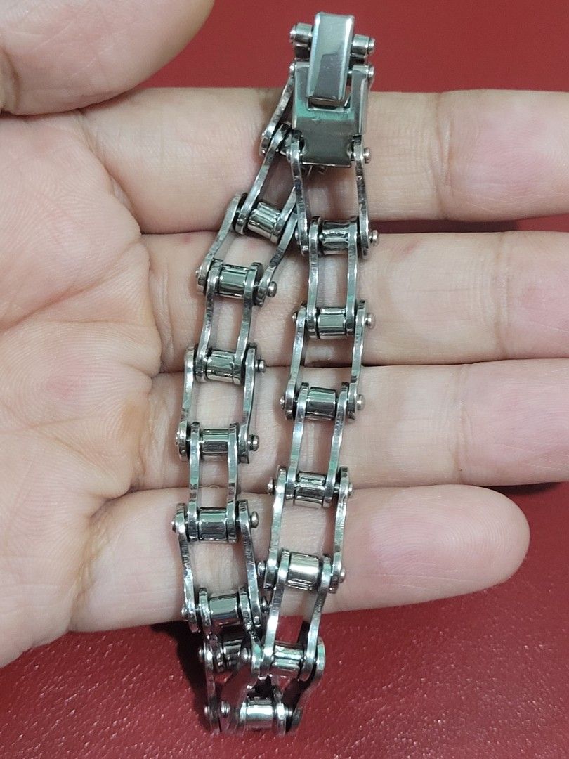STAINLESS SOLID SILVER TONE ROLLER BIKE CHAIN UNISEX BRACELET STYLE (Category: Bracelets) located in Taguig. Submitted by roumie (Listing ID 1443599570, Image 2). Description: STAINLESS SOLID SILVER TONE ROLLER BIKE CHAIN UNISEX BRACELET STYLE brand new and sealed non tarnish stainless silver what you see is what you get with jewelry pouch as packaging.